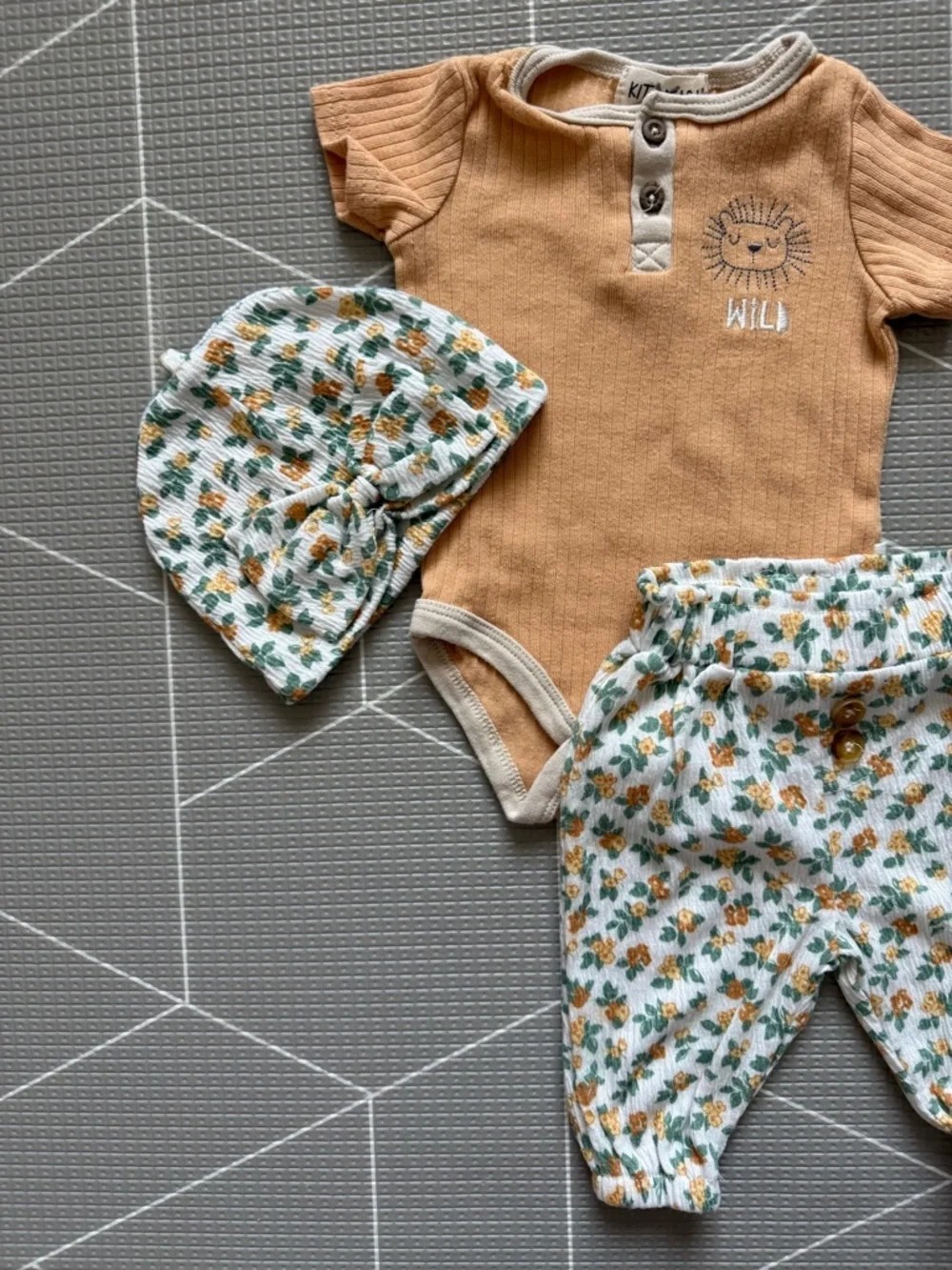 Daisy Fuentes|Baby girl boho set,Mustard ribbed Bodysuit & floral pants/hat•••3M